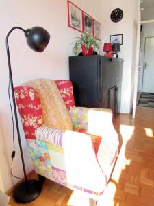 sala de estar con sofá y lámpara en Apartment Grado, en Zagreb