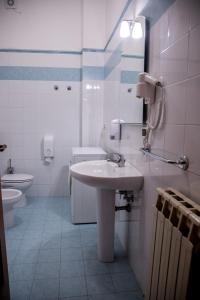 ボローニャにあるI love my Houseの白いバスルーム(洗面台、トイレ付)