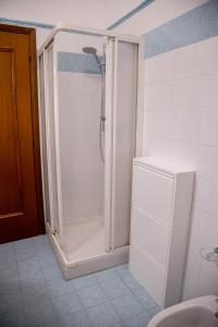 W łazience znajduje się prysznic i lodówka. w obiekcie I love my House w Bolonii +14 zdjęć