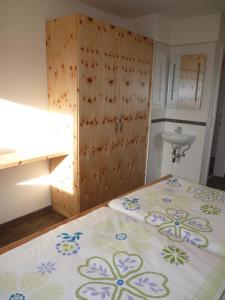 Postel nebo postele na pokoji v ubytování Ferienbauernhof Koller (Familie Hofer) - Urlaub am Bauernhof + 37 fotografií