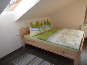 HelfenbergにあるFerienbauernhof Koller (Familie Hofer) - Urlaub am Bauernhofの屋根裏部屋のベッドルーム1室(木製ベッド1台付)