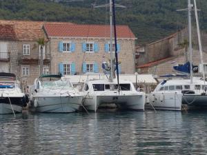 um grupo de barcos estão ancorados na água em Villa Riva em Jelsa