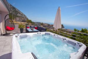 un jacuzzi en el balcón de una casa en Apartment Ana, en Makarska