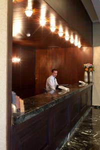 Členové personálu v ubytování Margarona Royal Hotel