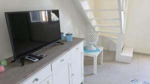 A television and/or entertainment centre at Casa di Ninni Mono