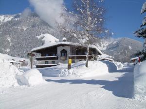 Appartementhaus Montana KG v zime