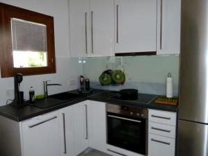 Kuchyň nebo kuchyňský kout v ubytování Beach House Nikiti
