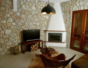 TV a/nebo společenská místnost v ubytování Beach House Nikiti