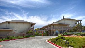 un gran edificio con una carretera delante en Best Western Marina State Beach en Marina