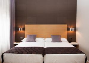 A bed or beds in a room at Hotel Universal