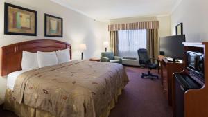 Best Western Inn & Suites Cleveland tesisinde bir odada yatak veya yataklar