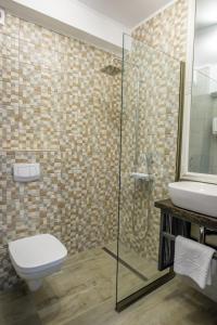 A bathroom at Belleview Suites