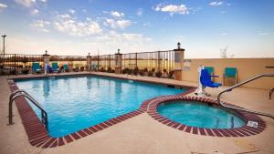 une piscine dans un hôtel dans l'établissement Best Western Plus Fort Worth Forest Hill Inn & Suites, à Fort Worth