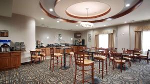 Restaurant o un lloc per menjar a Best Western Plus Fort Worth Forest Hill Inn & Suites