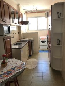 Kuchyň nebo kuchyňský kout v ubytování Apartamento Pitangueiras