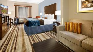 Habitación de hotel con cama y sofá en Best Western Plus Washington Hotel, en Washington