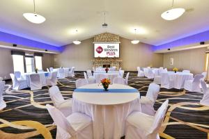 un salón de banquetes con mesas blancas y sillas blancas en Best Western Plus Washington Hotel, en Washington