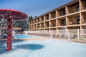 a fountain in a pool in front of a hotel at Best Western Ambassador Inn & Suites in Wisconsin Dells