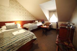Łóżko lub łóżka w pokoju w obiekcie Hotel Roudna