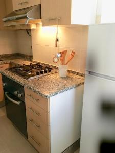 una cucina con piano cottura e frigorifero di Lisbon Woods House a Lisbona