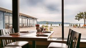 een tafel en stoelen met uitzicht op een patio bij Best Western Plus Silverdale Beach Hotel in Silverdale