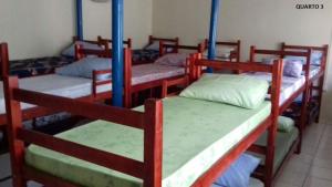 eine Gruppe von 4 Etagenbetten in einem Zimmer in der Unterkunft Orquidea Hospedagem in Cachoeira Paulista