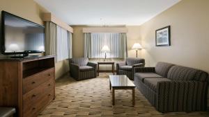 TV a/nebo společenská místnost v ubytování Best Western Plus Columbia River Inn