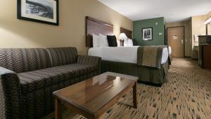 Postel nebo postele na pokoji v ubytování Best Western Plus Columbia River Inn