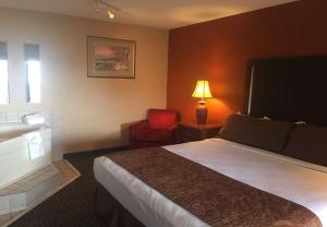 a hotel room with a bed and a lamp at Best Western Plus Landing View Inn & Suites in Branson
