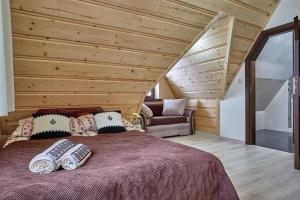 een slaapkamer met een groot bed met kussens erop bij Aga in Suche