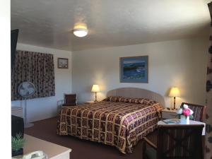 Un pat sau paturi într-o cameră la Old Marina Inn