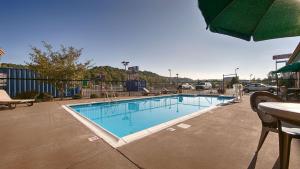 Swimming pool sa o malapit sa Best Western Huntington Mall Inn