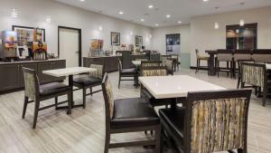 une salle à manger avec des tables et des chaises dans un restaurant dans l'établissement Best Western Plus Regency Park, à Walker