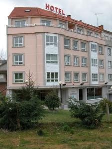 um edifício de hotel com árvores em frente em Hotel Costa Verde em Neaño