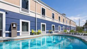 a swimming pool in front of a building at Best Western Waldo Inn & Suites in Waldo