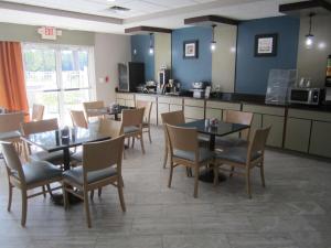 Dapur atau dapur kecil di Best Western Waldo Inn & Suites
