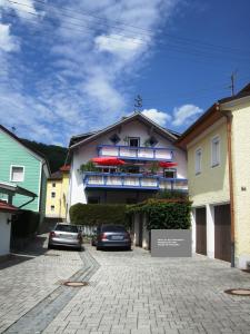 una casa con dos coches estacionados frente a ella en Ferienwohnung Örtl 7, en Obernzell