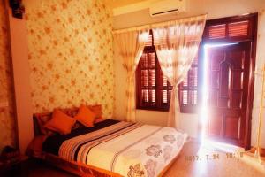 
a bedroom with a bed and a window at Homestay A1 in Diện Biên Phủ
