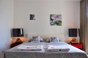 a bedroom with two beds and two lamps at Hilltop Sea view , Boca Gentil in Willemstad