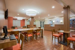 A television and/or entertainment centre at Microtel Inn & Suites by Wyndham Walterboro