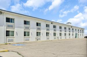 a large white building with a lot of windows at Motel 6-Big Springs, NE in Big Springs