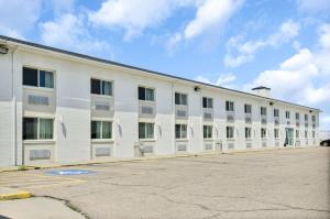 un gran edificio blanco con muchas ventanas en Motel 6-Big Springs, NE, en Big Springs