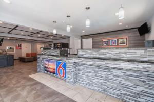 a bar in a restaurant with a counter top at Motel 6-Norcross, GA - Atlanta Northeast in Norcross +21 photos