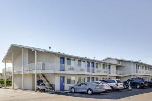 un edificio con auto parcheggiate in un parcheggio di Motel 6-Lakewood, CO - Denver a Lakewood