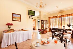 A television and/or entertainment centre at Hotel Terra degli Elimi
