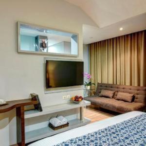 Habitación de hotel con cama y TV de pantalla plana. en Sampit Residence Managed by FLAT06, en Yakarta