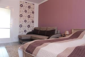 A bed or beds in a room at Verona Apartman