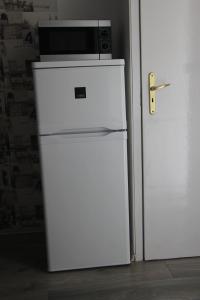 A kitchen or kitchenette at Verona Apartman