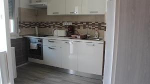 A kitchen or kitchenette at Verona Apartman