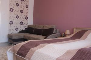 A seating area at Verona Apartman
